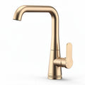 Grifo de cocina en color dorado con acabado mate y cuerpo de acero inoxidable